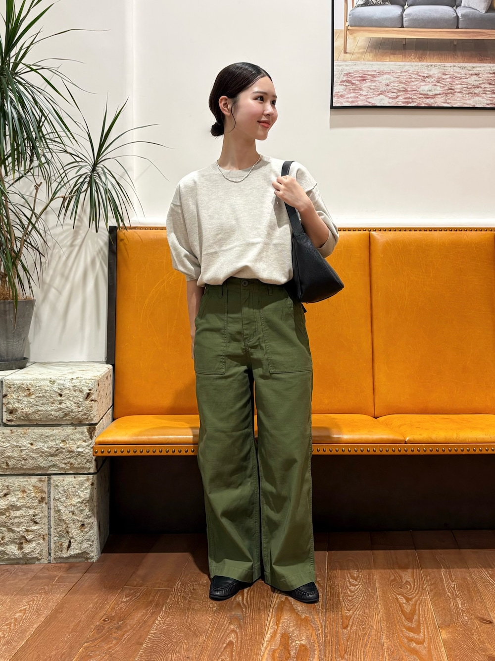 グリーン系のその他パンツ、ブラック系のショルダーバッグ、ベージュ系のその他トップスを着用したレディースの秋コーディネートの1枚目の写真