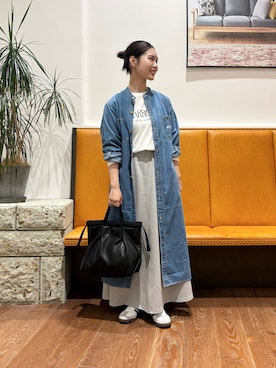 「URBAN RESEARCH DOORS（アーバンリサーチドアーズ）のロゴプリントロングスリーブTシャツ（Tシャツ/カットソー、ホワイト系）」を使った、藤田　瀬名さん（レディース・157cm）の春コーディネート