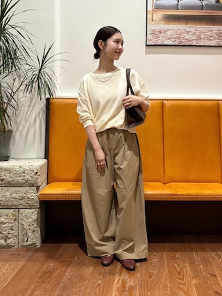 「URBAN RESEARCH DOORS(アーバンリサーチドアーズ)のワイドボストンバッグ(ハンドバッグ)」を使った、藤田 瀬名さん(レディース・156cm)の秋コーディネート