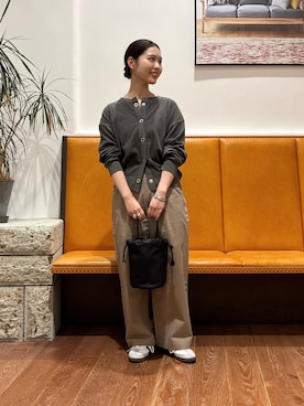 「URBAN RESEARCH DOORS（アーバンリサーチドアーズ）のFolna　ソフトレザー2WAY巾着ショルダー（ショルダーバッグ、ブラック系）」を使った、藤田　瀬名さん（レディース・157cm）の春コーディネート