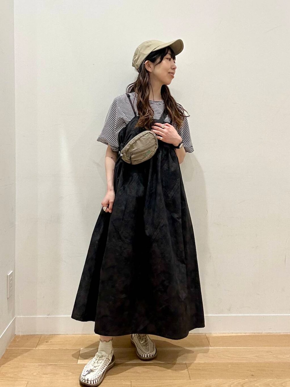 ホワイト系のTシャツ/カットソー、ブラック系のワンピース、ベージュ系のショルダーバッグを着用したレディースの夏コーディネートの1枚目の写真