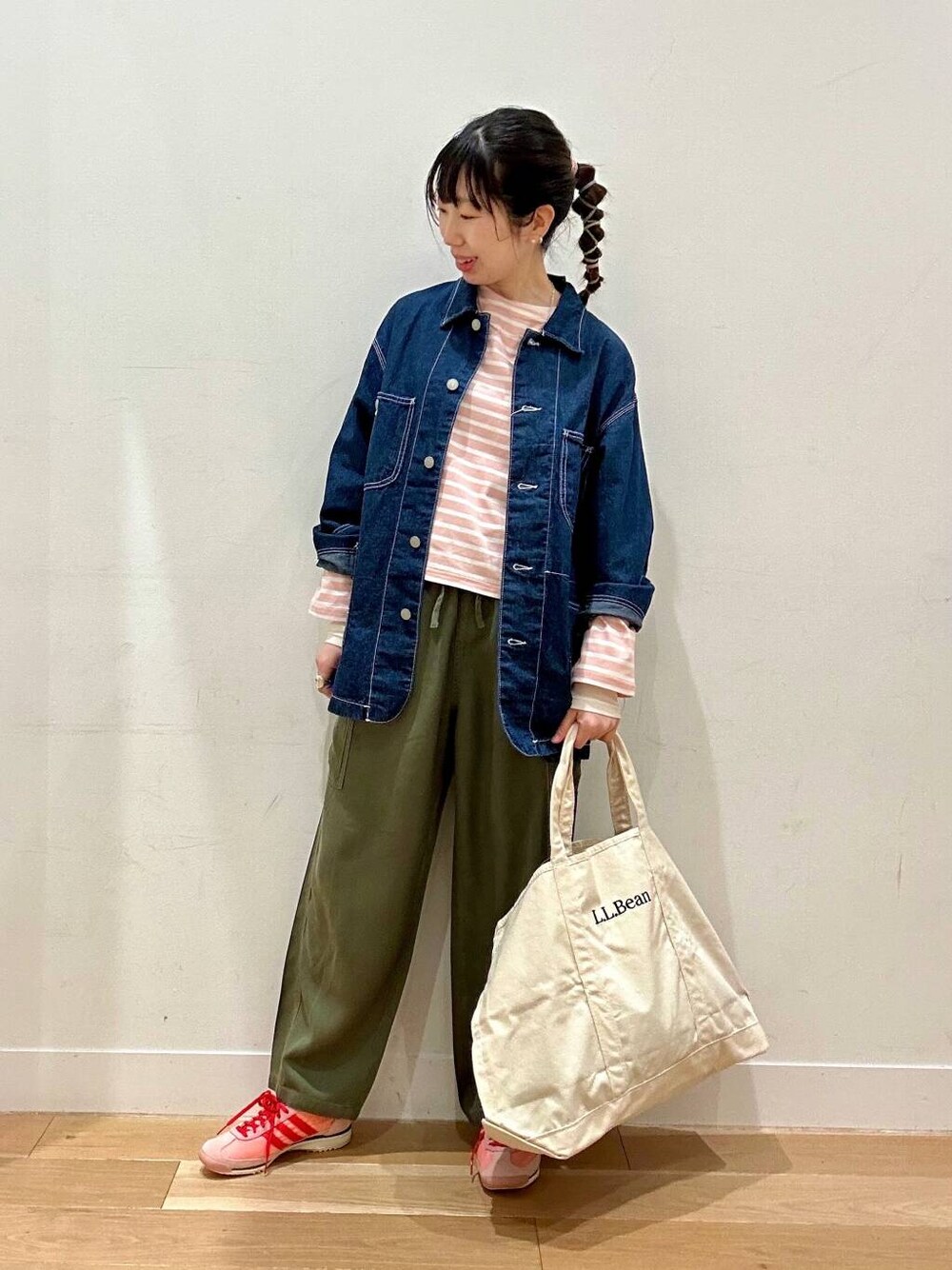 「カジュアルコーデ、カーゴパンツ、スニーカーコーデ、春アウター、newarrival、デニムコーデ、アクティブコーデ、doors、デニムジャケット、30代、カジュアルスタイル、ボーダートップス、アクティブスタイル、骨格ウェーブ、ウェーブ×低身長」｜「URBAN RESEARCH DOORSのチュールロングTシャツ（Tシャツ/カットソー、ホワイト系）」を使った、kco_doorsさん（レディース・158cm）の冬コーディネートの1枚目の写真