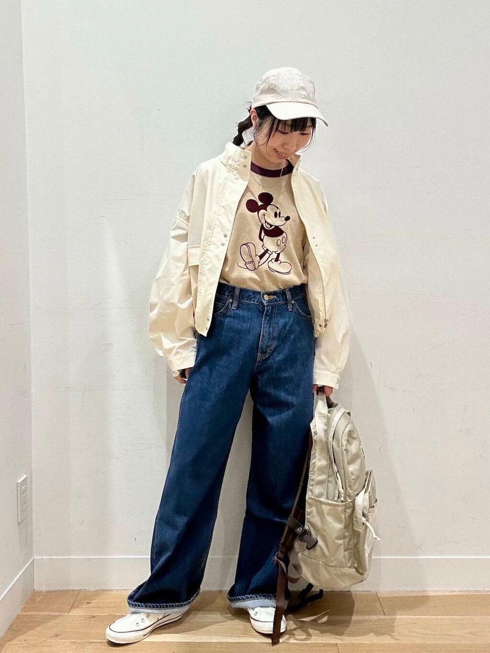 ホワイト系のスニーカー、ホワイト系のマウンテンパーカー、レッド系のTシャツ/カットソーを着用したレディースの春コーディネートの1枚目の写真