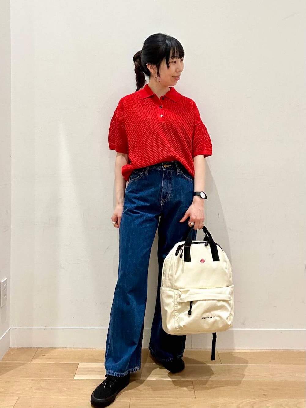 「カジュアルコーデ、スニーカーコーデ、デニムコーデ、サマーニット、休日スタイル、doors、30代、カジュアルスタイル、アクティブスタイル、旅行コーデ、骨格ウェーブ、テーマパークコーデ、外遊びコーデ、ウェーブ×カジュアル」｜「Leeの『別注』Lee×DOORS　ワイドストレートパンツ（デニムパンツ、ブルー系）」を使った、kco_doorsさん（レディース・158cm）の春コーディネートの1枚目の写真