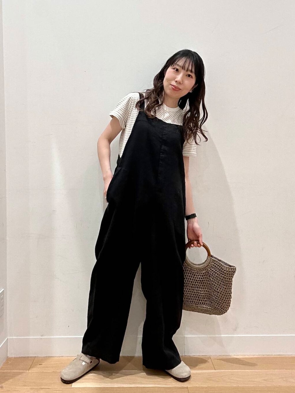 「カジュアルコーデ、サロペット、リネン、newarrival、アクティブコーデ、休日スタイル、doors、30代、リラックスコーデ、旅行コーデ、骨格ウェーブ、初夏のお出掛けコーデ、テーマパークコーデ、外遊びコーデ」｜「RODE SKOのウッドハンドルペーパーバッグ（トートバッグ、グレー系）」を使った、kco_doorsさん（レディース・158cm）の春コーディネートの1枚目の写真
