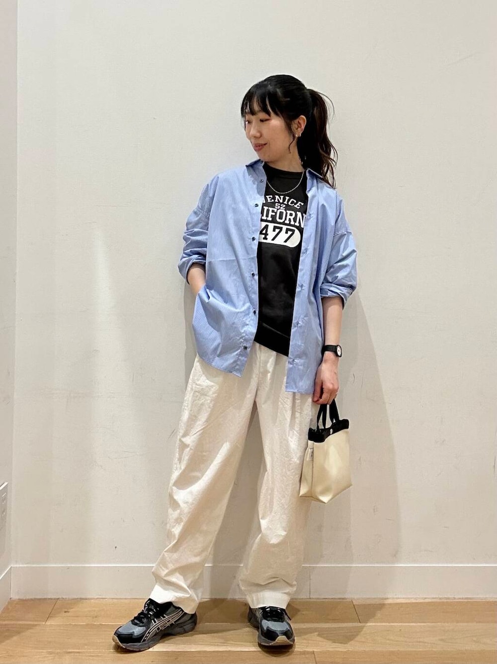 「イージーパンツ、カジュアルコーデ、スニーカーコーデ、newarrival、アクティブコーデ、休日スタイル、doors、30代、カジュアルスタイル、アクティブスタイル、旅行コーデ、骨格ウェーブ、ここでしか手に入らない別注アイテム、即戦力シャツコーデ、テーマパークコーデ」｜「ASICSのASICS　GEL-NYC 2055（スニーカー、ブラック系）」を使った、kco_doorsさん（レディース・158cm）の春コーディネートの1枚目の写真