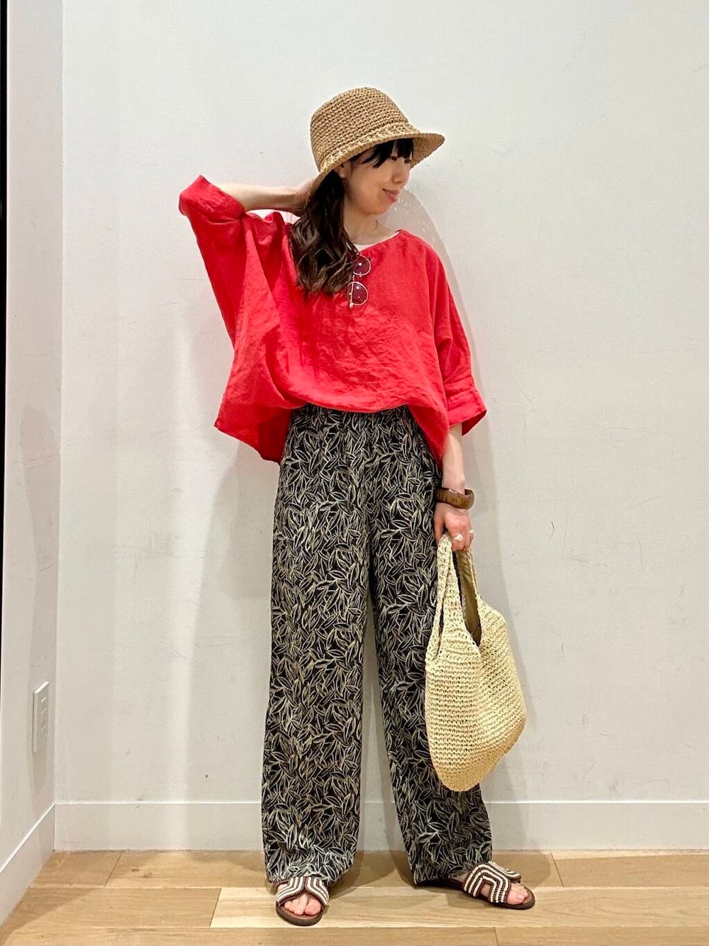 「大人カジュアル、2way、イージーパンツ、リネン、newarrival、柄パンツ、休日スタイル、doors、30代、サンダルコーデ、リラックスコーデ、ブラウスコーデ、旅行コーデ、ハットコーデ、骨格ウェーブ」｜「RODE SKOのコマ編みペーパートートバッグ（トートバッグ、ベージュ系）」を使った、kco_doorsさん（レディース・158cm）の春コーディネートの1枚目の写真