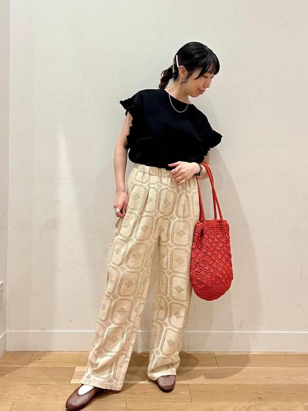 「イージーパンツ、休日スタイル、doors、30代、レースパンツ、リラックスコーデ、メッシュシューズ、骨格ウェーブ、フリルスリーブ、暑い、きれいめ、ここでしか手に入らない別注アイテム、夏の涼しげパンツコーデ」｜「RODE SKOのペーパーショルダートートバッグ（トートバッグ、オレンジ系）」を使った、kco_doorsさん（レディース・158cm）の夏コーディネートの1枚目の写真