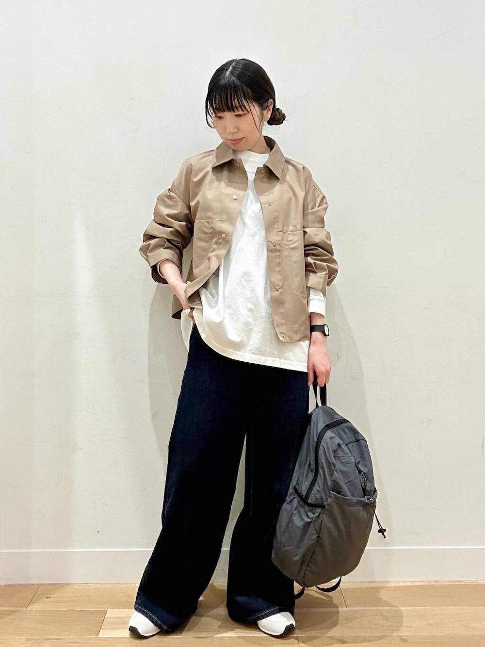 「スニーカーコーデ、春アウター、newarrival、デニムコーデ、アクティブコーデ、doors、30代、カジュアルスタイル、ボーイッシュ、ロンtコーデ、骨格ウェーブ、リュックコーデ、スタッフのこれ買いました、ウェーブ×低身長、ウェーブ×カジュアル」｜「EKALの『吸水速乾/イージーケア』coolmax chino ショートカバーオールジャケット（カバーオール、ベージュ系）」を使った、kco_doorsさん（レディース・158cm）の冬コーディネートの1枚目の写真