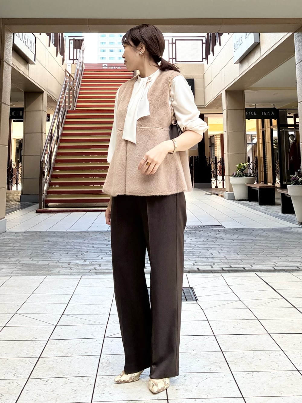 ブラウン系のその他パンツ、イエロー系のブルゾン、ホワイト系のシャツ/ブラウスを着用したレディースの秋コーディネートの1枚目の写真