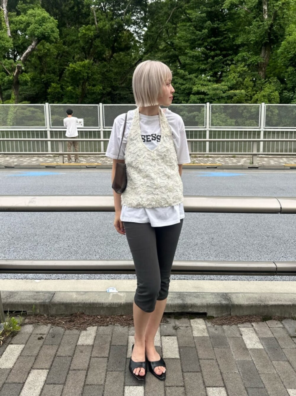 ATTISESSION フラワーモチーフ サテン ホルターネックトップス 白 ATTISESSION＞フラワーモチーフ サテン ホルターネックトップスを使っ