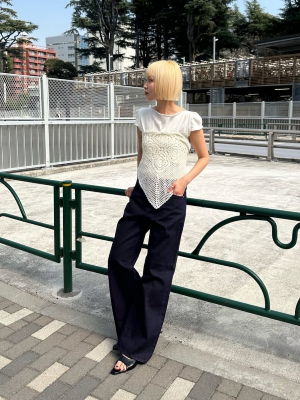 「モード、ストリート、トレンド、フェミニン、デニム、サンダル、ATTISESSION、カジュアル、春服、春コーデ、夏服、夏コーデ、大人カジュアル、ビスチェ、スカーフ」｜「ATTISESSIONの＜ATTISESSION＞コットン カップスリーブ Tシャツ（Tシャツ/カットソー、ホワイト系）」を使った、ITABASHIさん（レディース・162cm）の春コーディネートの1枚目の写真