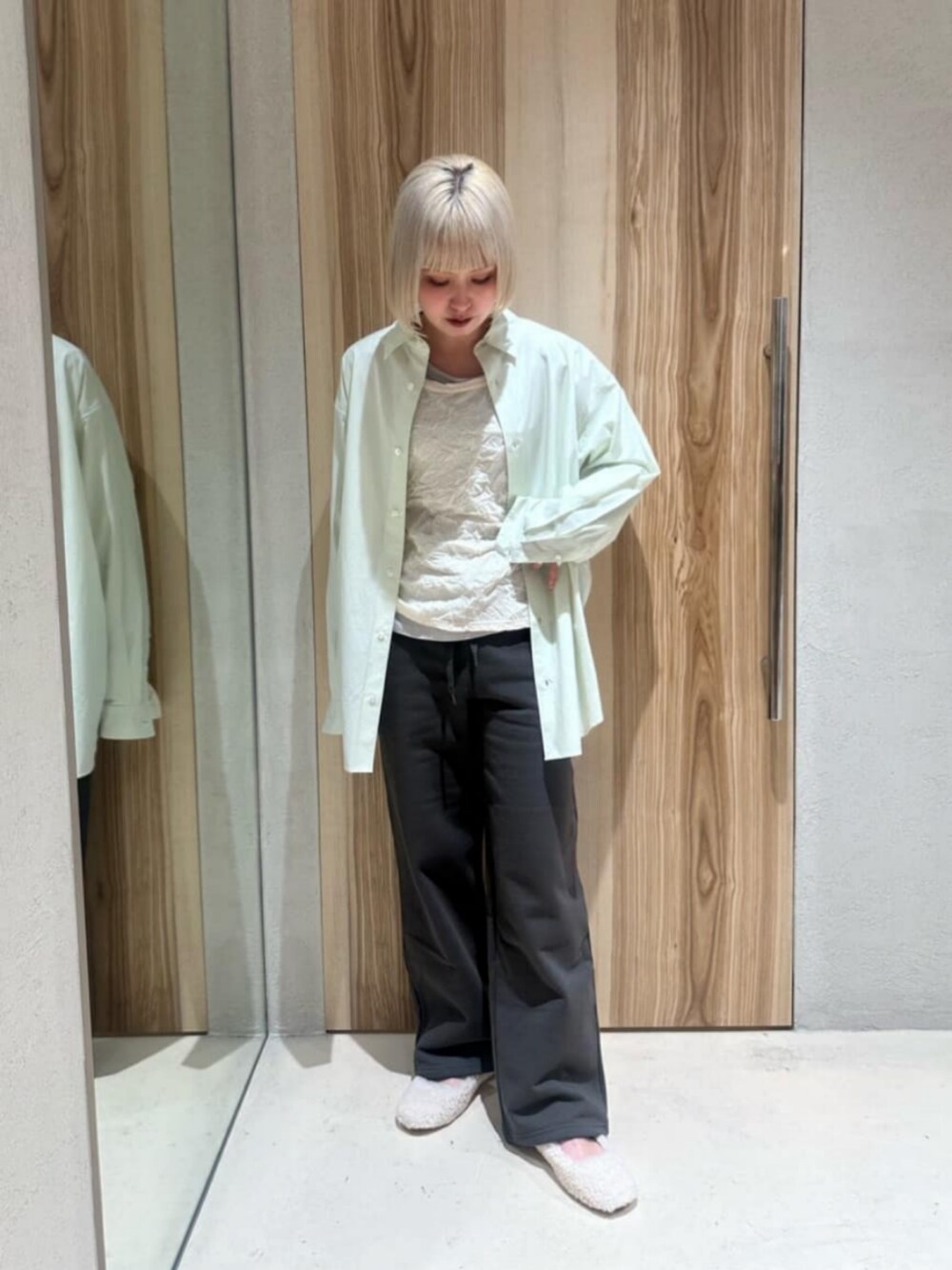 「ベーシック/トラッド、トレンド、リラックス、シャツ、冬服、冬コーデ、春服、春コーデ、ATTISESSION」｜「ATTISESSIONの＜ATTISESSION＞タイプライター シャツ（シャツ/ブラウス、グリーン系）」を使った、ITABASHIさん（レディース・162cm）の冬コーディネートの1枚目の写真