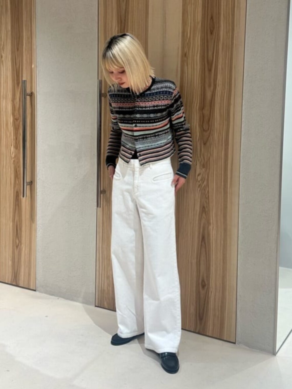 「ベーシック/トラッド、カーディガン、トレンド、ニット、秋服、冬服、冬コーデ、秋コーデ、ATTISESSION」｜「ATTISESSIONの＜ATTISESSION＞フェアアイル クルーネック カーディガン（カーディガン/ボレロ、グレー系）」を使った、ITABASHIさん（レディース・162cm）の冬コーディネートの1枚目の写真