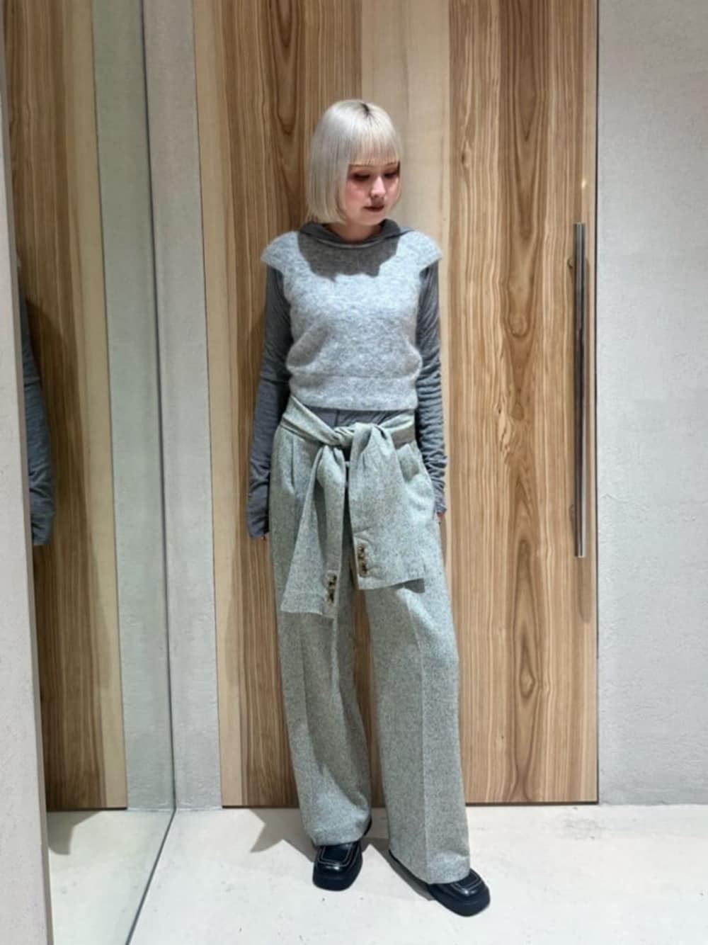 「トレンド、ワントーンコーデ、グレー、ニット、ブーツ、冬服、冬コーデ、ATTISESSION」｜「ATTISESSIONの＜ATTISESSION＞ショートスリーブ ニット（ニット/セーター、グレー系）」を使った、ITABASHIさん（レディース・162cm）の冬コーディネートの1枚目の写真