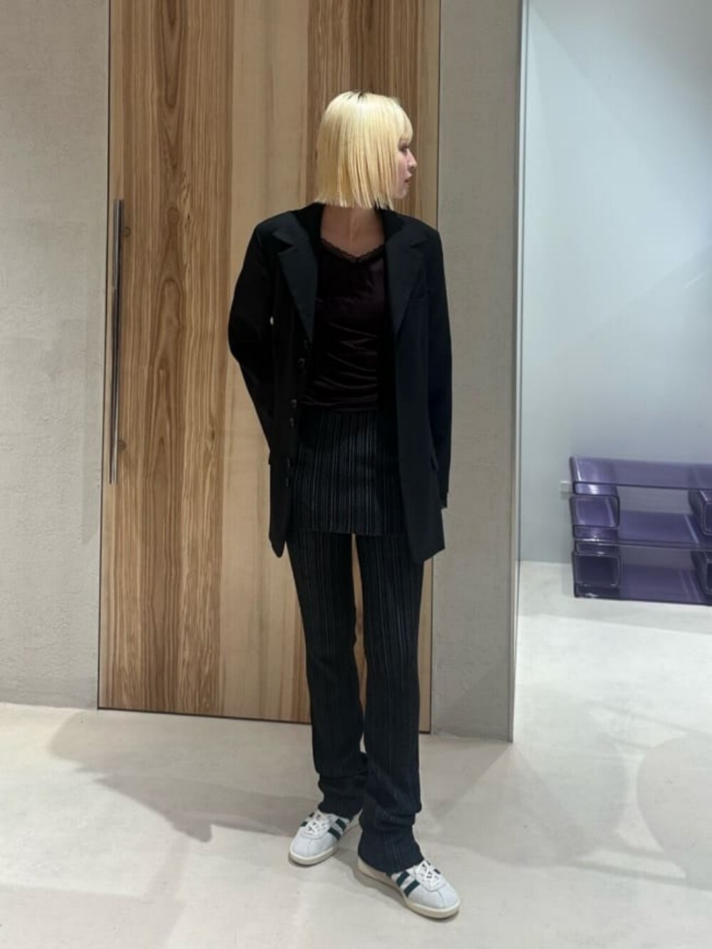 「ジャケット、スニーカー、レーストップス、レギンス、モード、ストリート、トレンド、フェミニン、秋服、冬服、秋コーデ、冬コーデ、ATTISESSION」｜「ATTISESSIONの＜ATTISESSION＞ツイル 6ボタン ジャケット（テーラードジャケット、ブラック系）」を使った、ITABASHIさん（レディース・162cm）の冬コーディネートの1枚目の写真