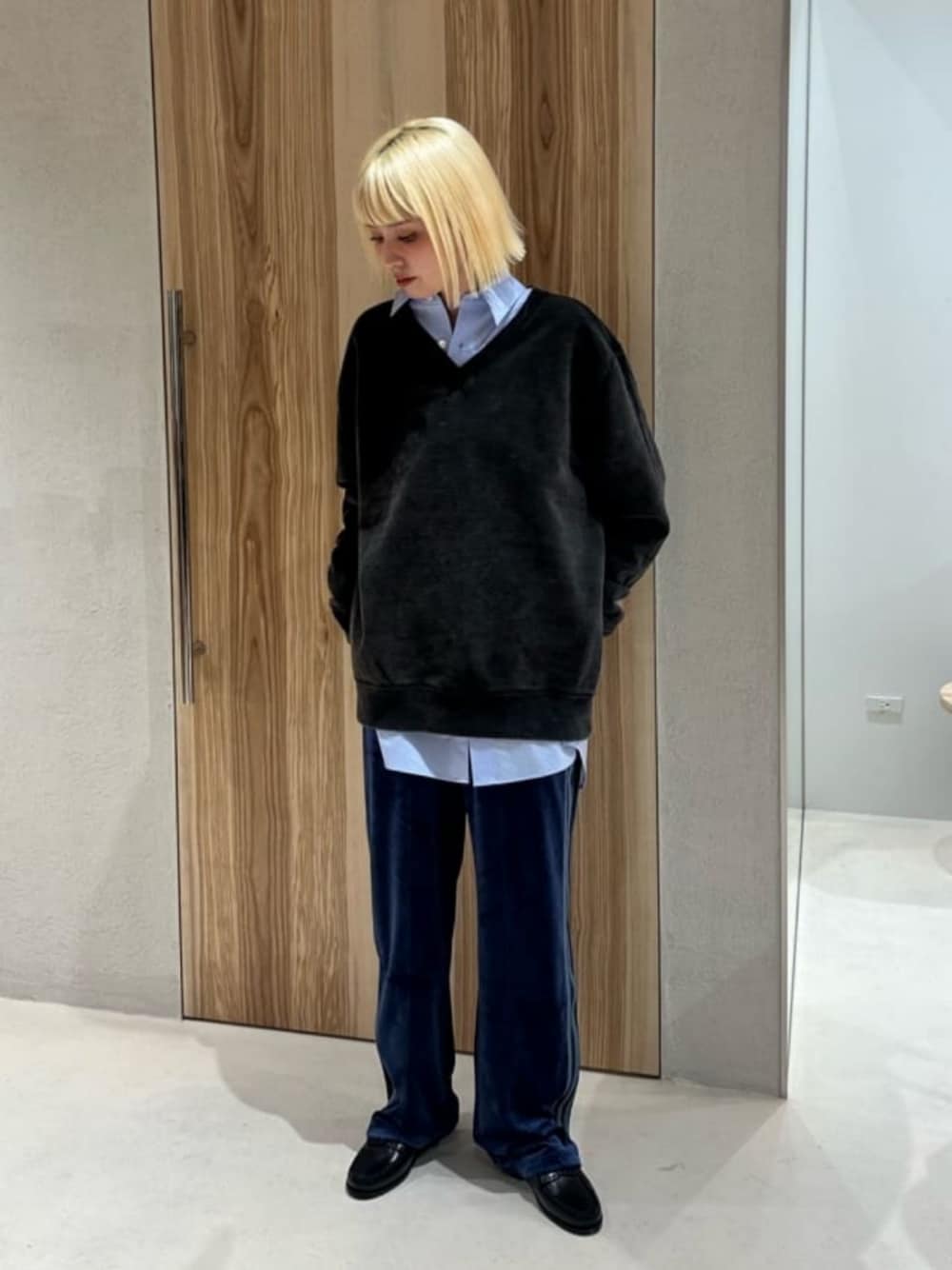 「ベーシック/トラッド、モード、ストリート、トレンド、スウェット、シャツ、トラックパンツ、ベロアパンツ、ローファー、秋服、冬服、冬コーデ、秋コーデ、ATTISESSION」｜「adidas Originalsの＜adidas Originals＞ベロア トラックパンツ（その他パンツ、ブルー系）」を使った、ITABASHIさん（レディース・162cm）の冬コーディネートの1枚目の写真