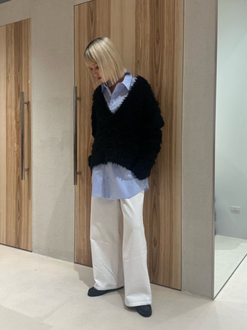 「モード、ストリート、トレンド、ニット、秋服、冬服、冬コーデ、秋コーデ、ATTISESSION」｜「ATTISESSIONの＜ATTISESSION＞バッグピンチ コーデュロイ パンツ（その他パンツ、ホワイト系）」を使った、ITABASHIさん（レディース・162cm）の冬コーディネートの1枚目の写真
