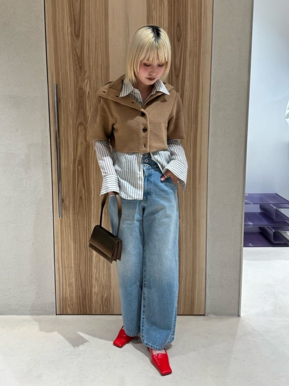 「ベーシック/トラッド、カーディガン、トレンド、フェミニン、デニム、シャツ、春服、春コーデ、ATTISESSION」｜「ATTISESSIONの＜ATTISESSION＞ストライプ スリム シャツ（シャツ/ブラウス、ホワイト系）」を使った、ITABASHIさん（レディース・162cm）の春コーディネートの1枚目の写真