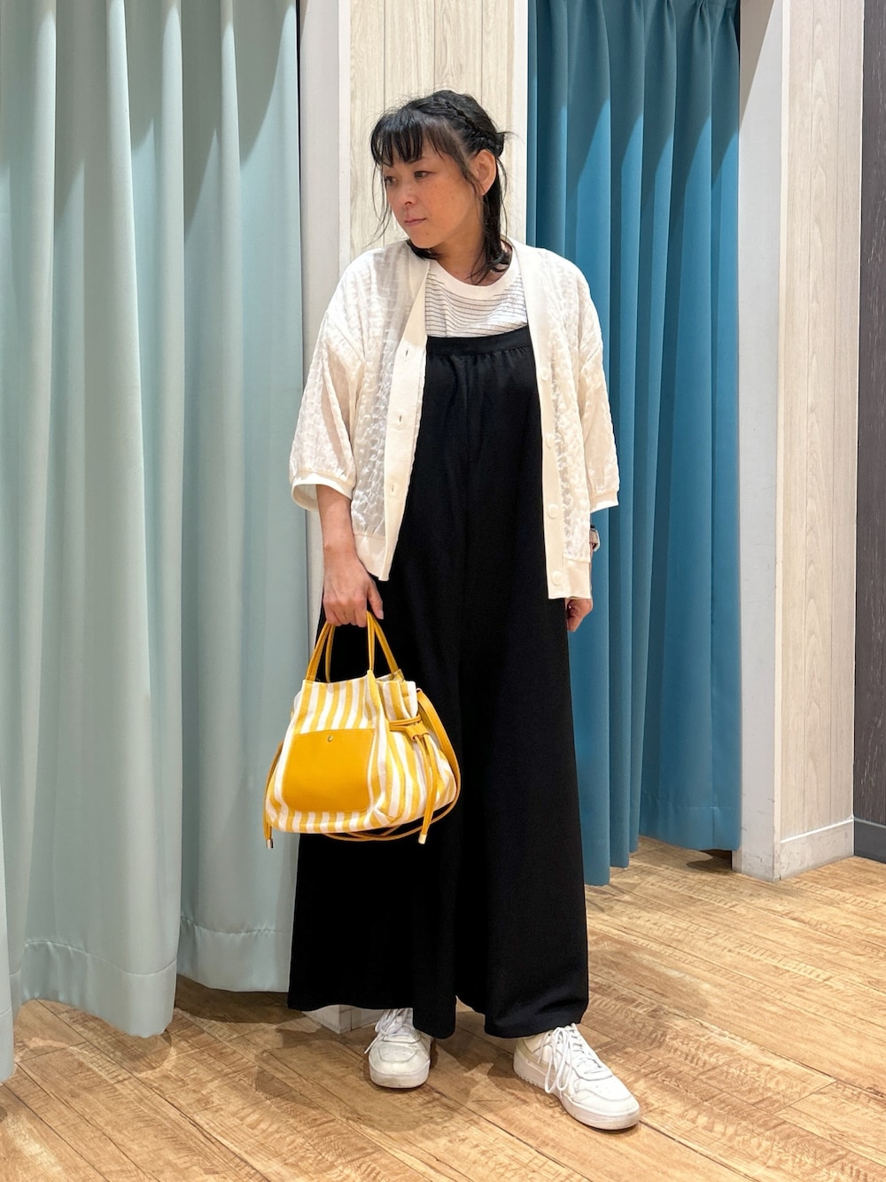 「夏コーデ、スニーカー、プチプラ、カジュアルスタイル、お出かけコーデ、オトナ女子、大人ファッション、大人カジュアルコーデ、シンプルスタイル、休日スタイル、春夏コーデ、今日のコーデ、レディースファッション、ラフコーデ、ママファッション」｜「SHOO・LA・RUEの裏がサラサラやわらか ギャザーサロペット（サロペット/オーバーオール、ブラック系）」を使った、わかさん（骨格ナチュラル・レディース・160cm）の夏コーディネートの1枚目の写真