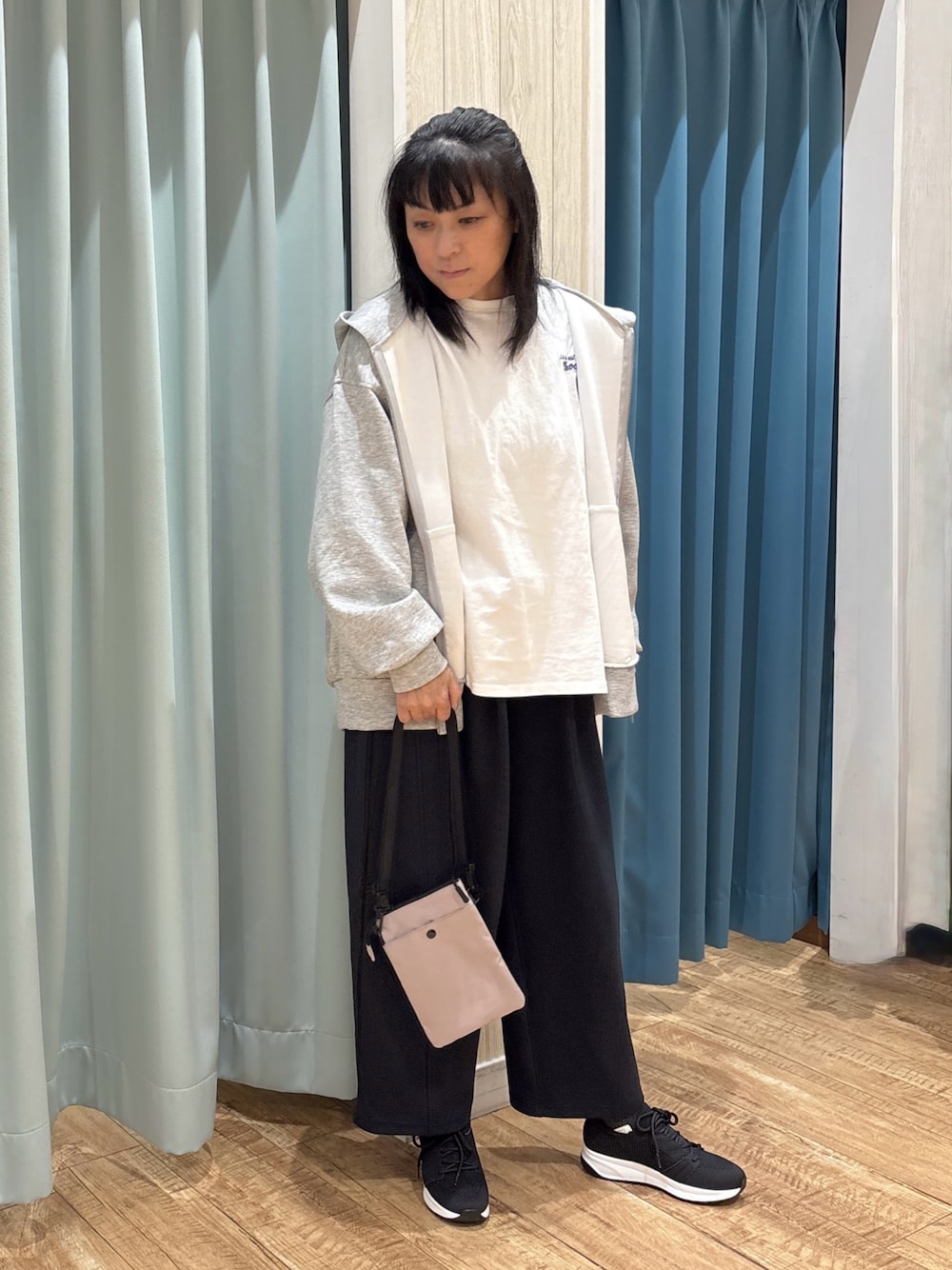 グレー系のカーディガン/ボレロ、ホワイト系のTシャツ/カットソー、ブラック系のその他パンツを着用したレディースの秋コーディネートの1枚目の写真