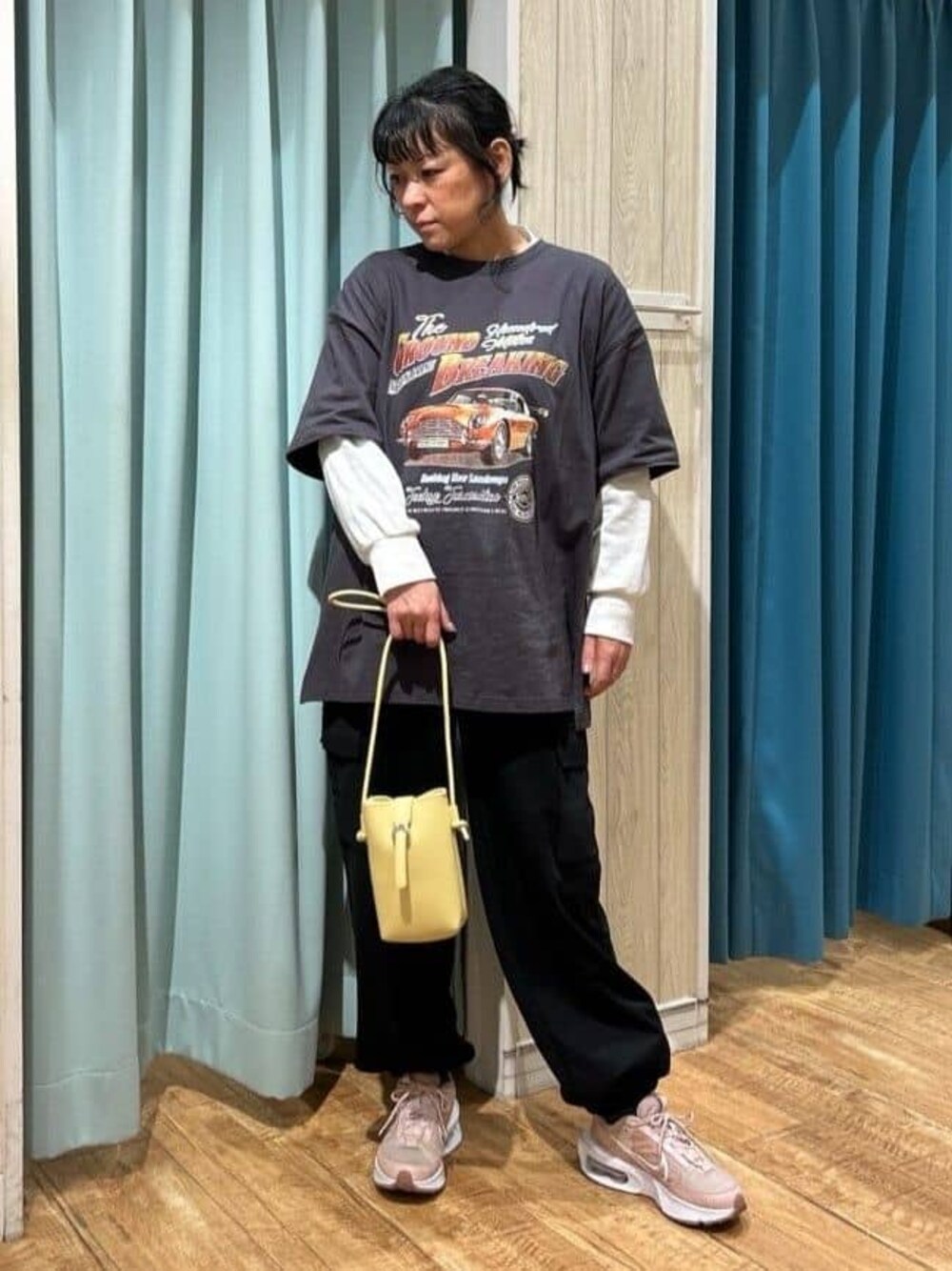 グレー系のTシャツ/カットソー、ホワイト系のTシャツ/カットソー、ブラック系のその他パンツを着用したレディースの春コーディネートの1枚目の写真