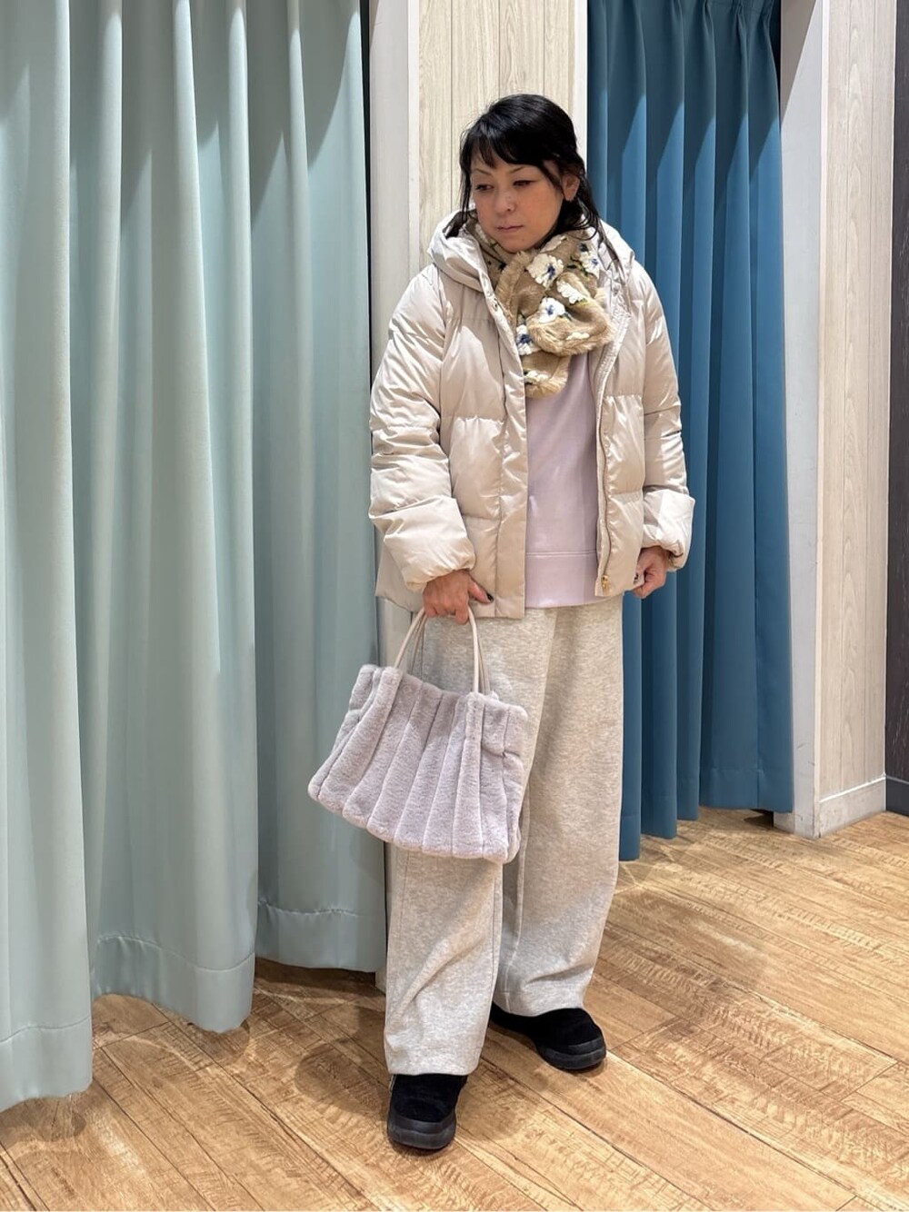 ベージュ系のダウンジャケット/コート、パープル系のスウェット、グレー系のその他パンツを着用したレディースの冬コーディネートの1枚目の写真