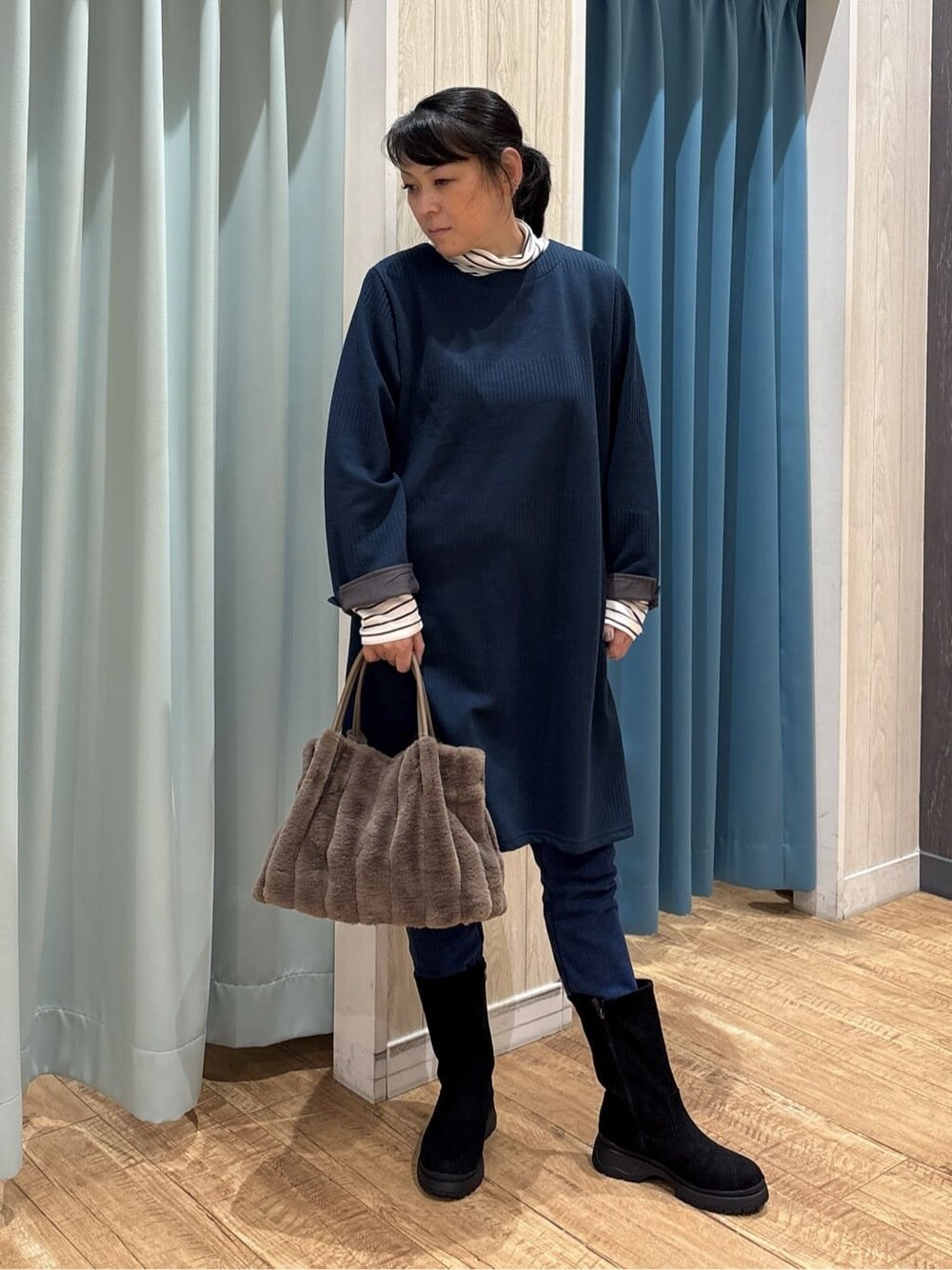 グリーン系のチュニック、ブラック系のTシャツ/カットソー、ブルー系のその他パンツを着用したレディースの秋コーディネートの1枚目の写真