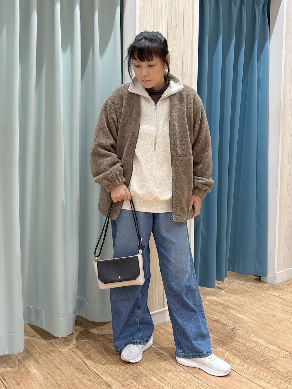 ブラウン系のブルゾン、ブラウン系のTシャツ/カットソー、ホワイト系のスウェットを着用したレディースの秋コーディネートの1枚目の写真