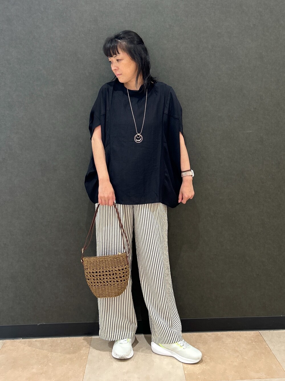 「モノトーン、スニーカー、初夏コーデ、リラックススタイル、大人女子、シンプルスタイル、いいね、save、フォローお願いします🤑、GRL」｜「Cutie Blondeの【セットアップ可能/接触冷感/吸水速乾】サッカーストライプイージーパンツ（その他パンツ、ブルー系）」を使った、わかさん（骨格ナチュラル・レディース・160cm）の春コーディネートの1枚目の写真