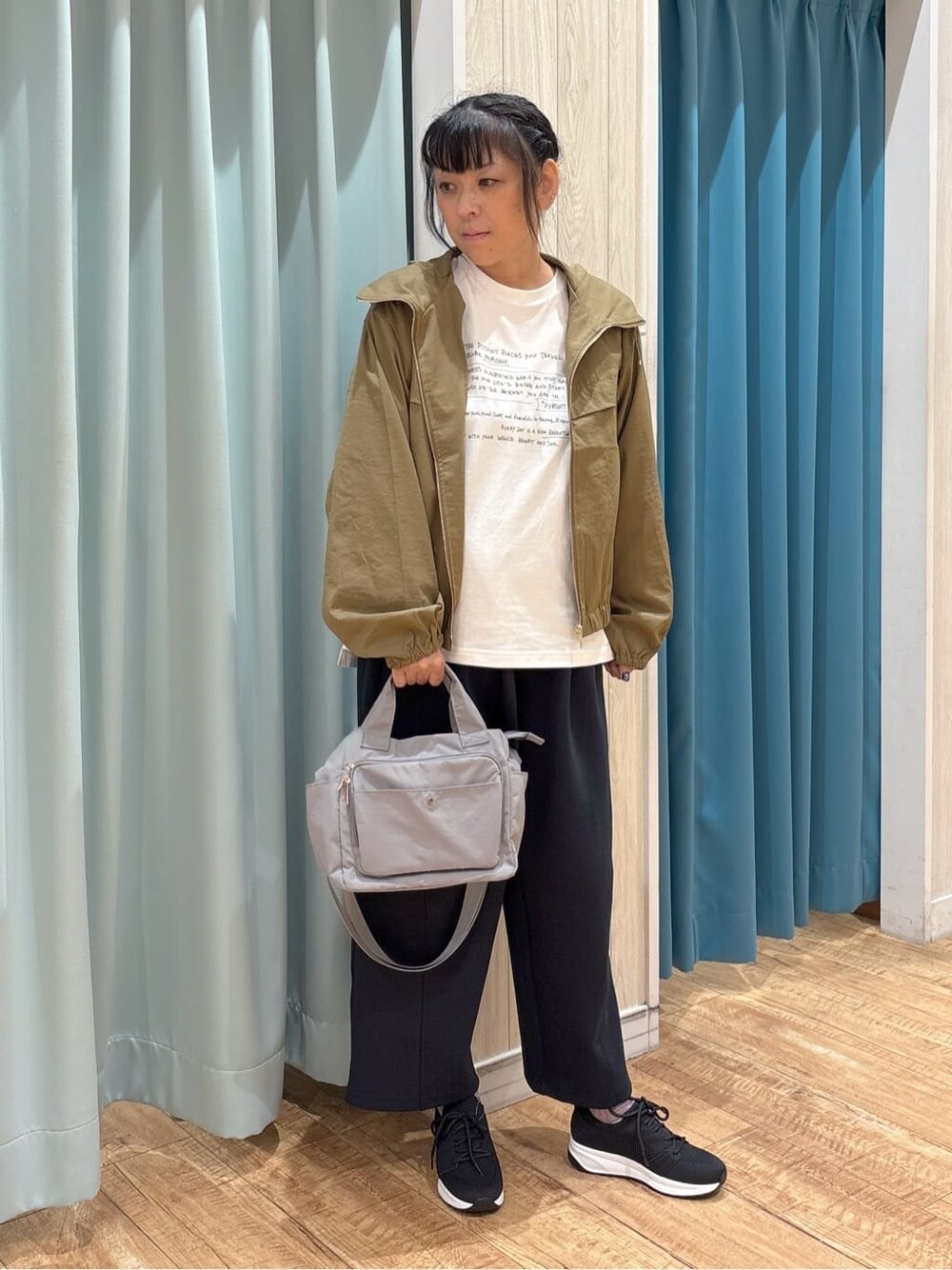 ブラウン系のブルゾン、ホワイト系のTシャツ/カットソー、ブラック系のその他パンツを着用したレディースの秋コーディネートの1枚目の写真
