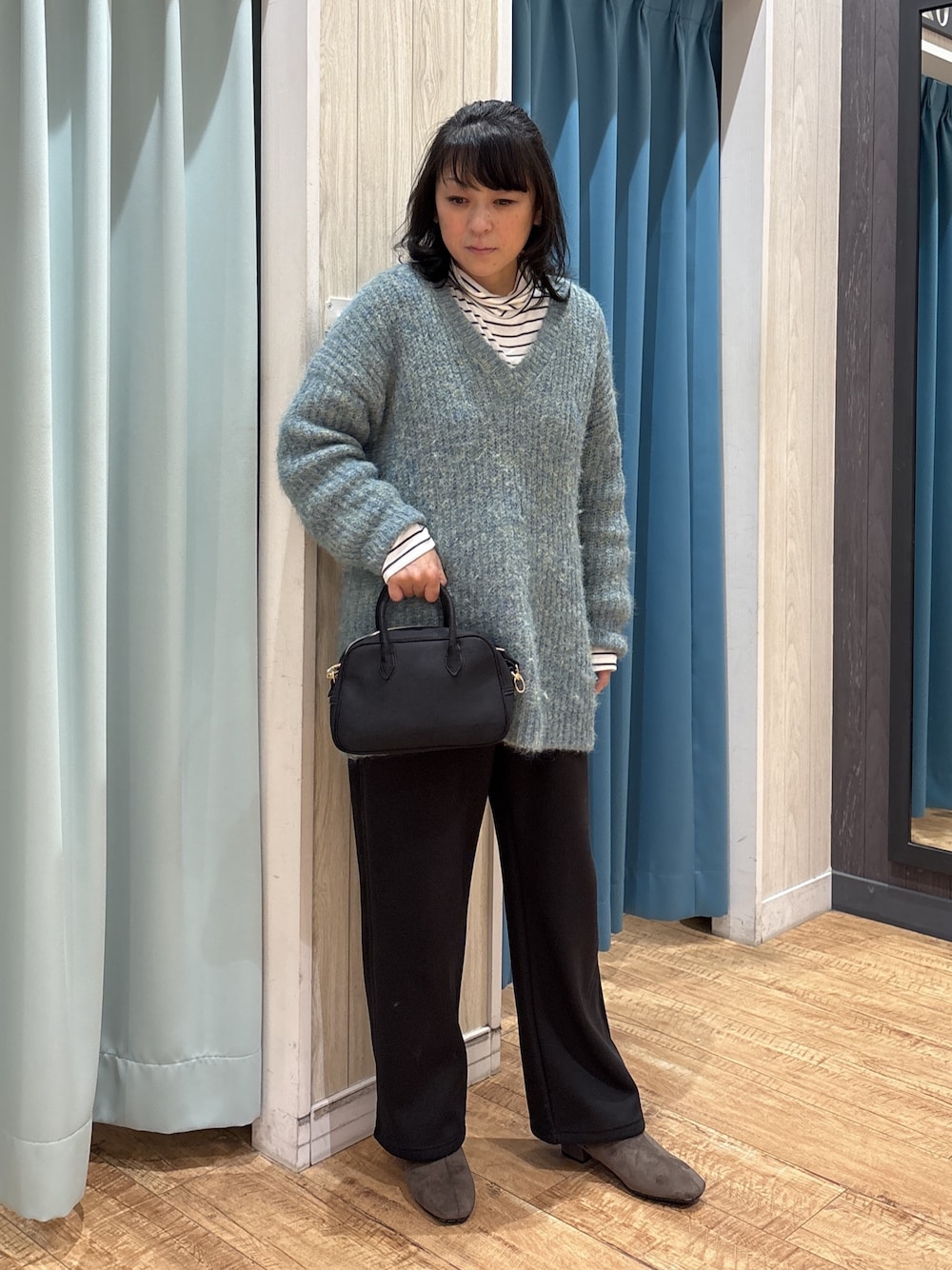 ブルー系のチュニック、ブラック系のTシャツ/カットソー、ブラック系のその他パンツを着用したレディースの冬コーディネートの1枚目の写真