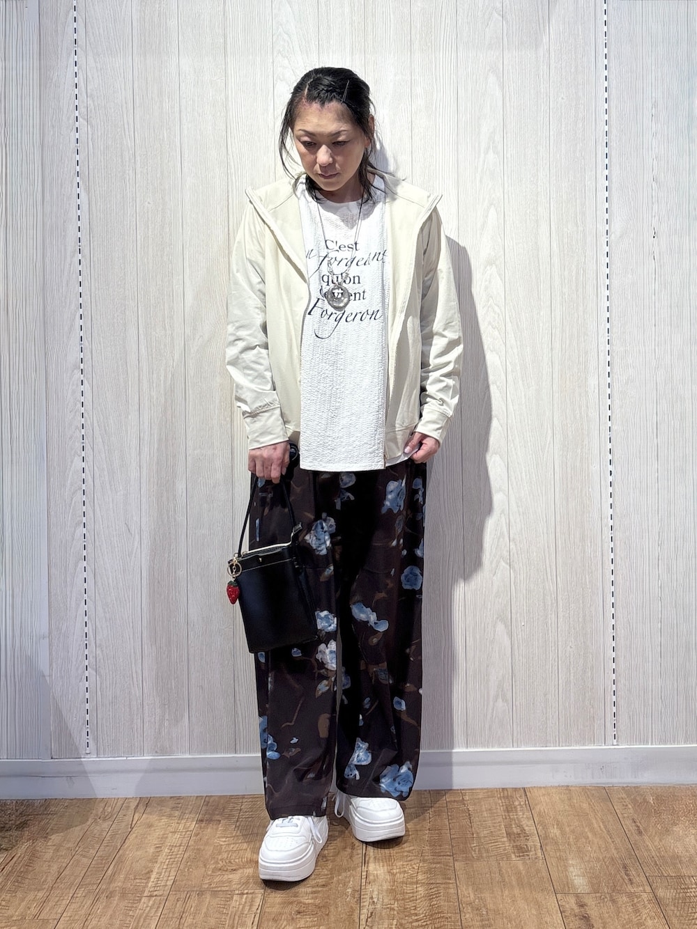ベージュ系のパーカー、ホワイト系のTシャツ/カットソー、ブラウン系のその他パンツを着用したレディースの夏コーディネートの1枚目の写真