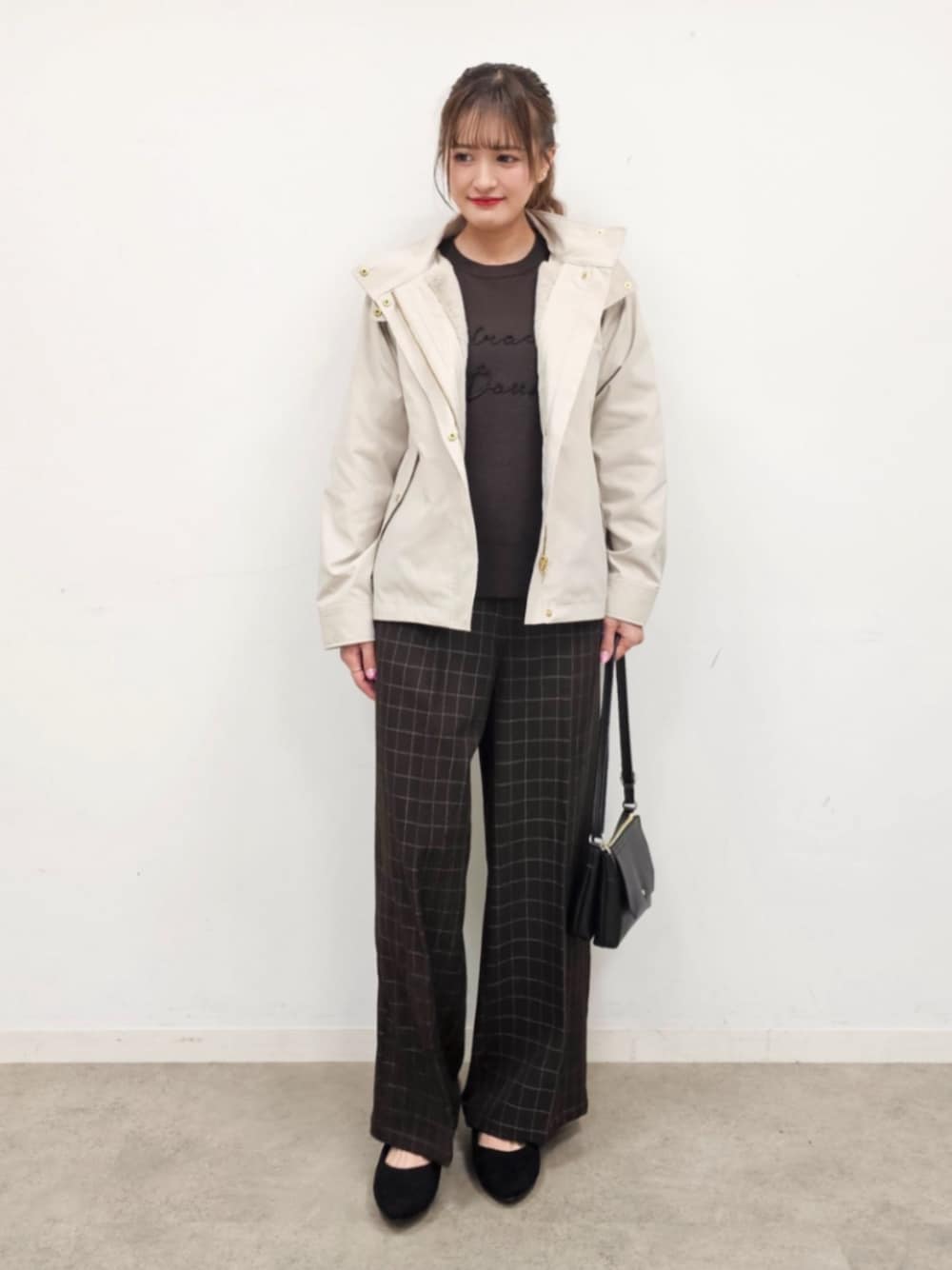 ブラック系のショルダーバッグ、ブラック系のその他シューズ、ベージュ系のブルゾンを着用したレディースの秋コーディネートの1枚目の写真