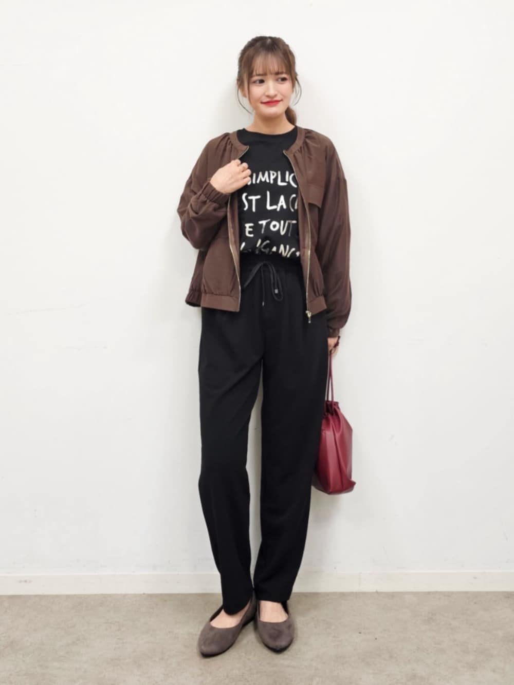 ブラック系のその他パンツ、ブラウン系のその他シューズ、ブラック系のTシャツ/カットソーを着用したレディースの秋コーディネートの1枚目の写真