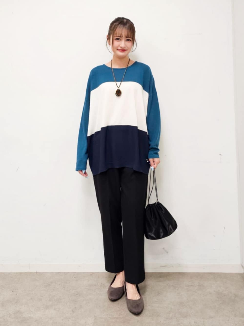 ブラウン系のその他シューズ、ブラック系のショルダーバッグ、ブルー系のTシャツ/カットソーを着用したレディースの秋コーディネートの1枚目の写真