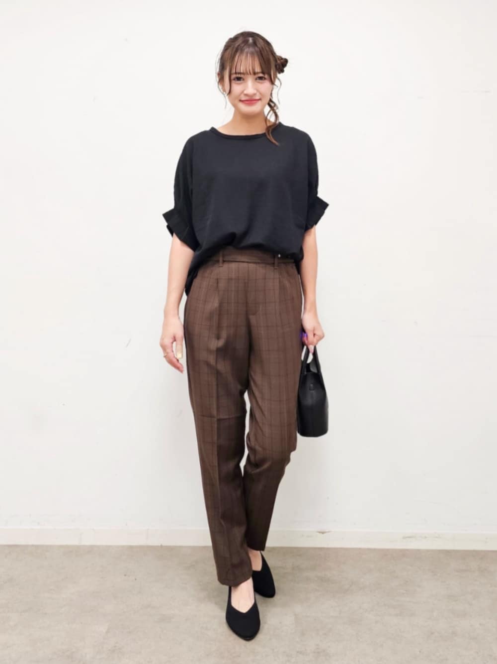 ブラウン系のその他パンツ、ブラック系のショルダーバッグ、ブラック系のTシャツ/カットソーを着用したレディースの秋コーディネートの1枚目の写真