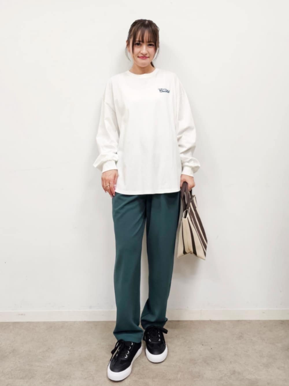 ブラック系のスニーカー、グリーン系のその他パンツ、ホワイト系のTシャツ/カットソーを着用したレディースの秋コーディネートの1枚目の写真