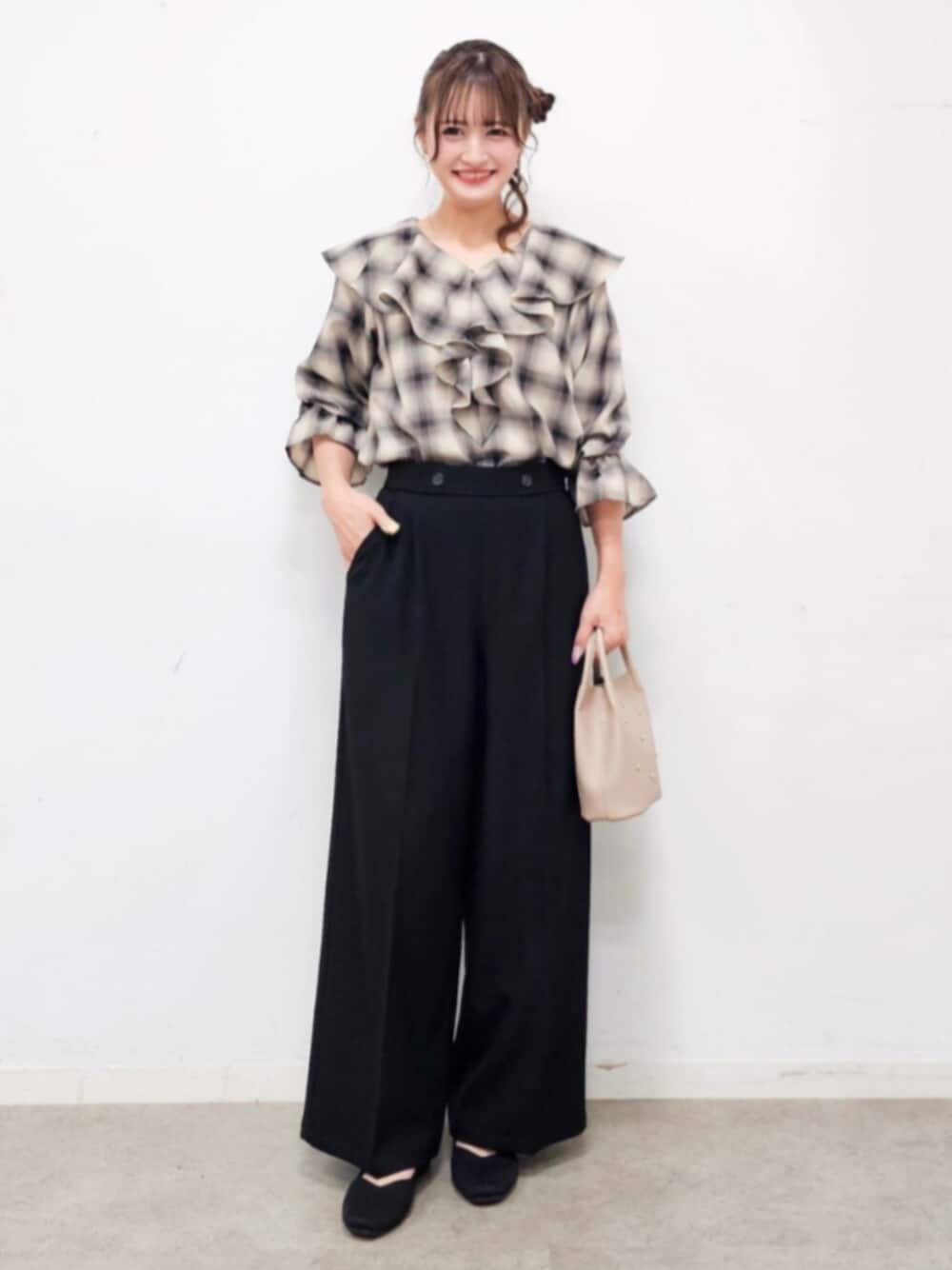 ブラック系のパンプス、ベージュ系のショルダーバッグ、ベージュ系のシャツ/ブラウスを着用したレディースの秋コーディネートの1枚目の写真