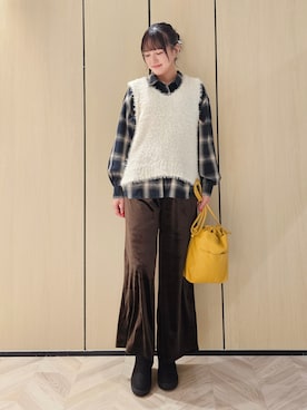「SHOO・LA・RUE（シューラルー）の【洗濯機可】重ねるだけで華やかに。ポンポンシャギーベスト（ベスト、ホワイト系）」を使った、ゆゆさん（レディース・161cm）の秋コーディネート