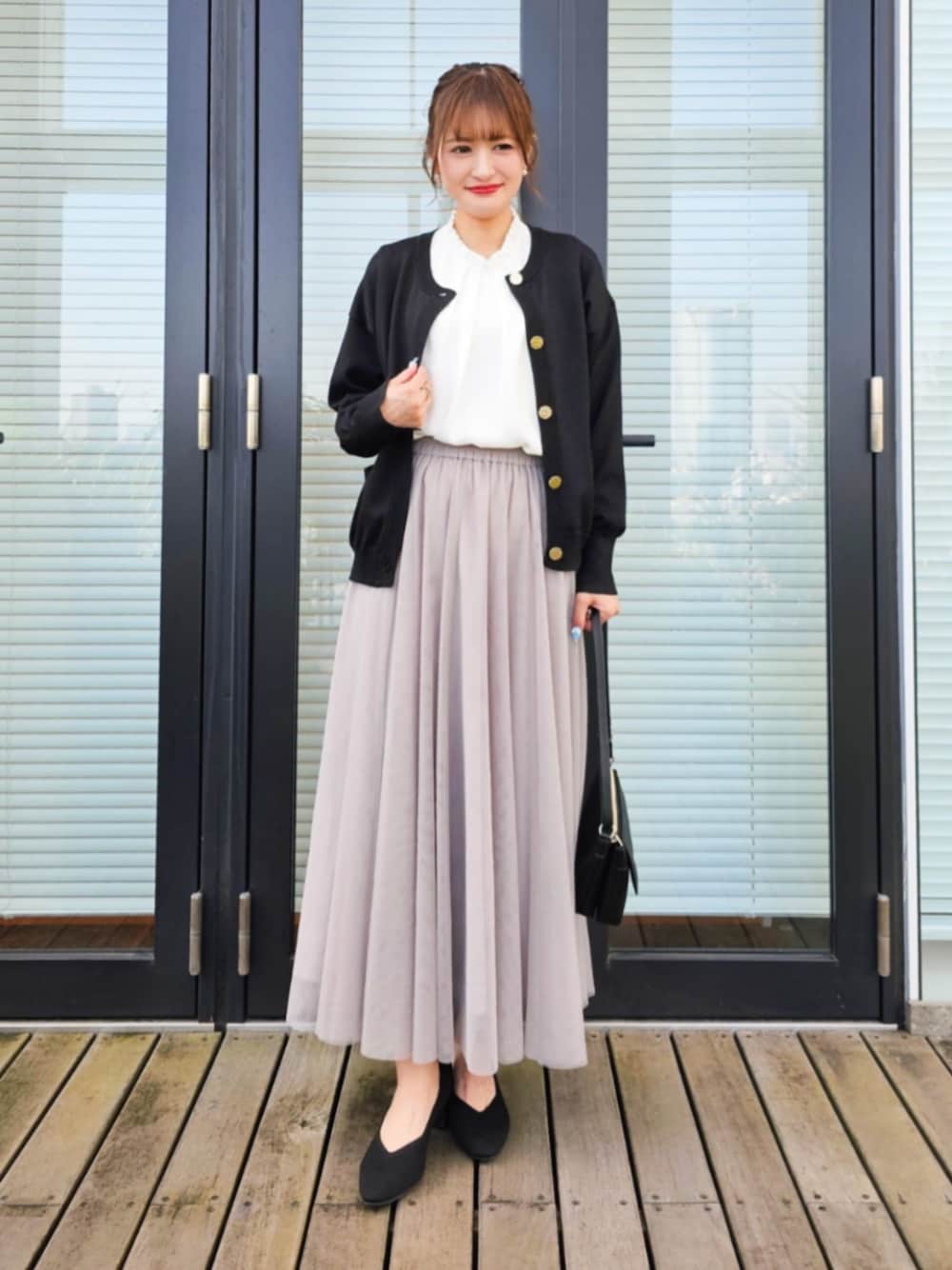 ブラック系のショルダーバッグ、ブラック系のカーディガン/ボレロ、ホワイト系のシャツ/ブラウスを着用したレディースの秋コーディネートの1枚目の写真