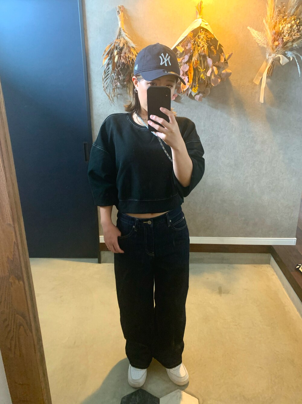 「パンツコーデ、低身長、デニム、UNIQLO、ワイドパンツ、ワイドデニム、バギーパンツ、バギーデニム、ユニクロデニム、ショート丈トップス、スニーカー、キャップ」｜「NEW ERAのアイテム（キャップ、ブラック系）」を使った、sakippo1214さん（レディース・150cm）の夏コーディネートの1枚目の写真