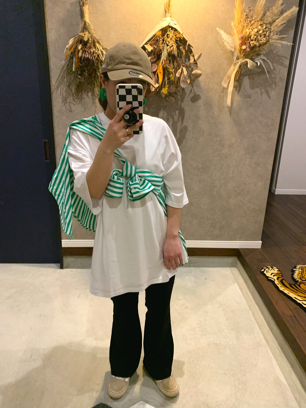 「オトナカジュアル、春コーデ、スニーカー、グリーン、シャツスタイル、ストライプシャツ、ワイドパンツ、キャップ、キャップコーデ」｜「NEW ERAのアイテム（キャップ、ベージュ系）」を使った、sakippo1214さん（レディース・150cm）の春コーディネートの1枚目の写真