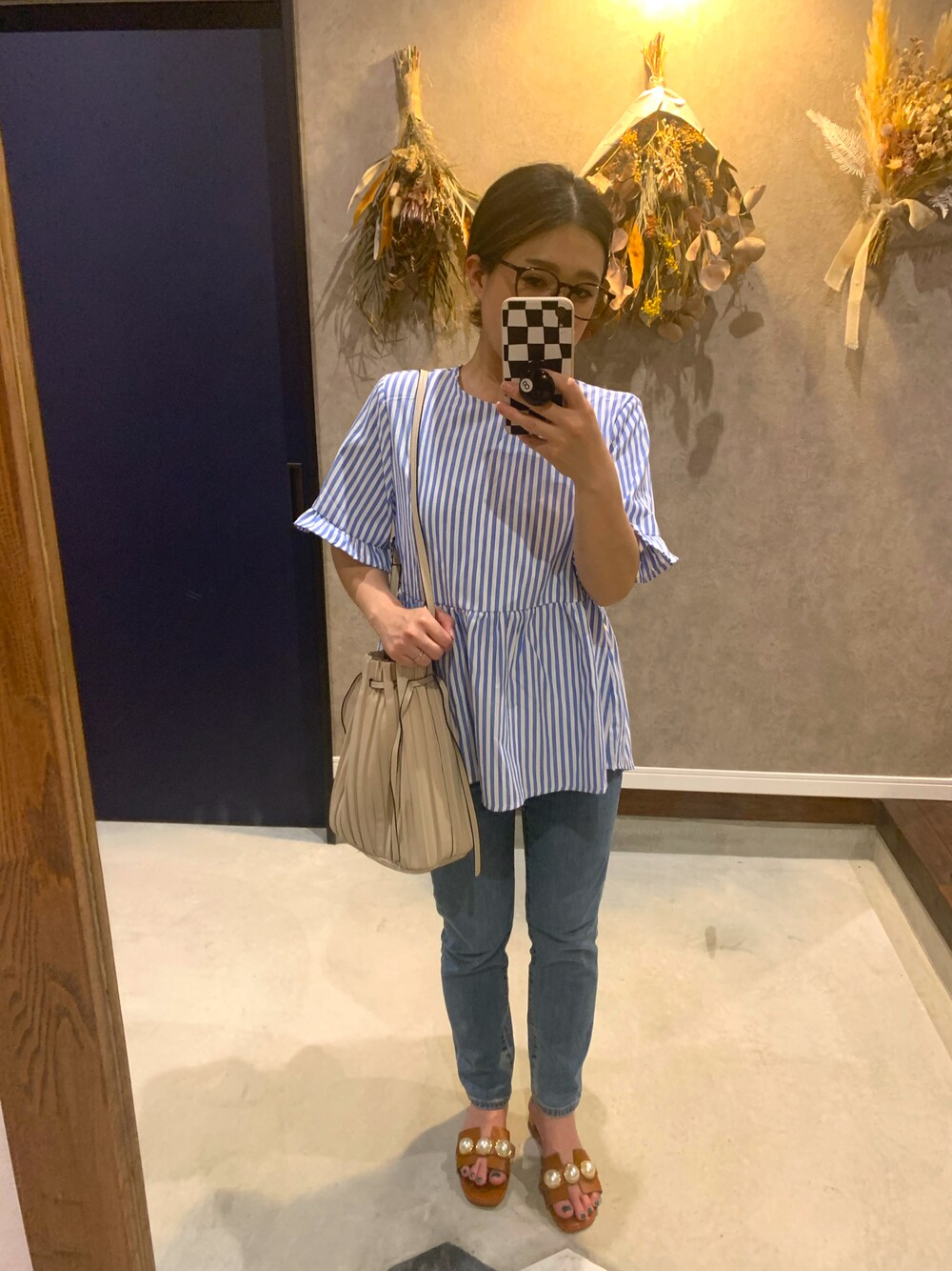 「春コーデ、休日コーデ、プチプラコーデ、ショルダーバッグ、デニム、ママファッション、サンダル、低身長、ZARA、ペタンコサンダル、テーパードデニム」｜「GUのアイテム（デニムパンツ、ブルー系）」を使った、sakippo1214さん（レディース・150cm）の春コーディネートの1枚目の写真
