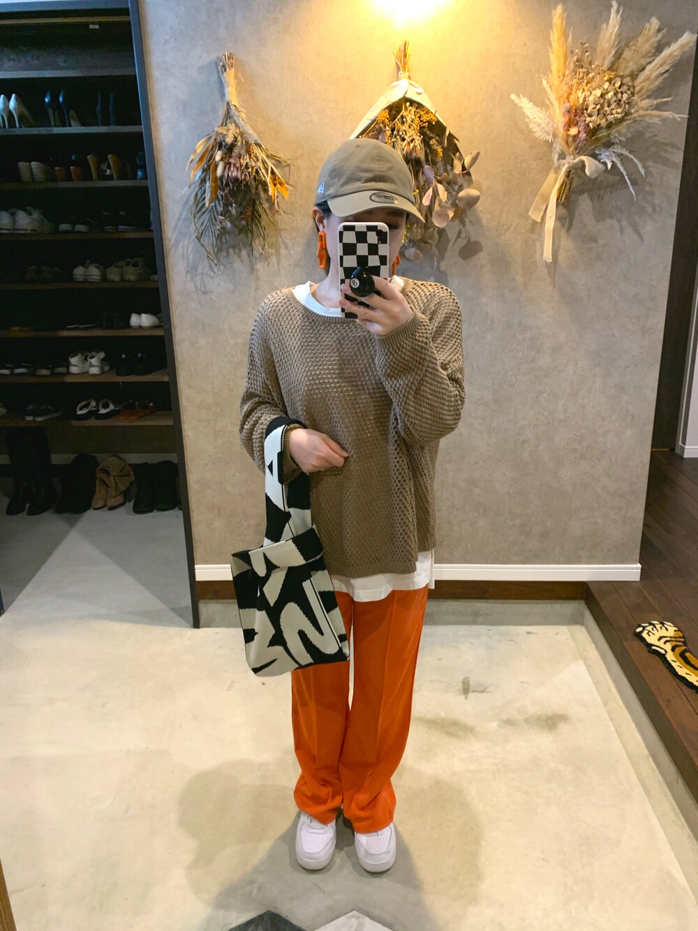 「大人カジュアル、低身長コーデ、ゆるコーデ、パンツスタイル、オレンジ、オレンジコーデ、オレンジパンツ、スニーカーコーデ」｜「しまむらのアイテム（スラックス、オレンジ系）」を使った、sakippo1214さん（レディース・150cm）の春コーディネートの1枚目の写真