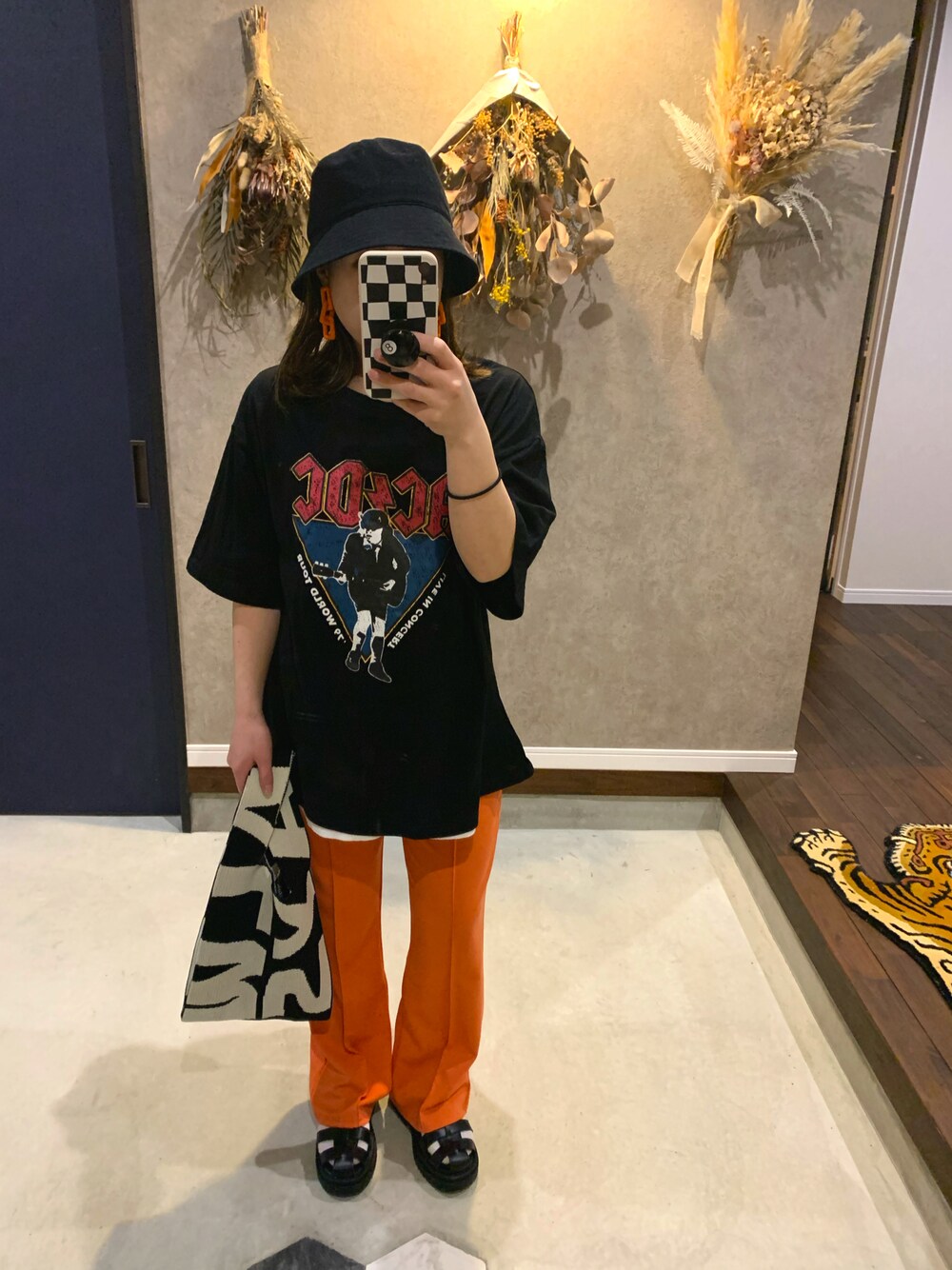 「春カラー、春色、プチプラコーデ、しまむら、ミニバッグ、オレンジ、オレンジパンツ、オレンジ×ブラック、グルカサンダル、ケージサンダル、ハットコーデ、バケットハット」｜「GLOBAL WORKのアイテム（ハット、ブラック系）」を使った、sakippo1214さん（レディース・150cm）の春コーディネートの1枚目の写真