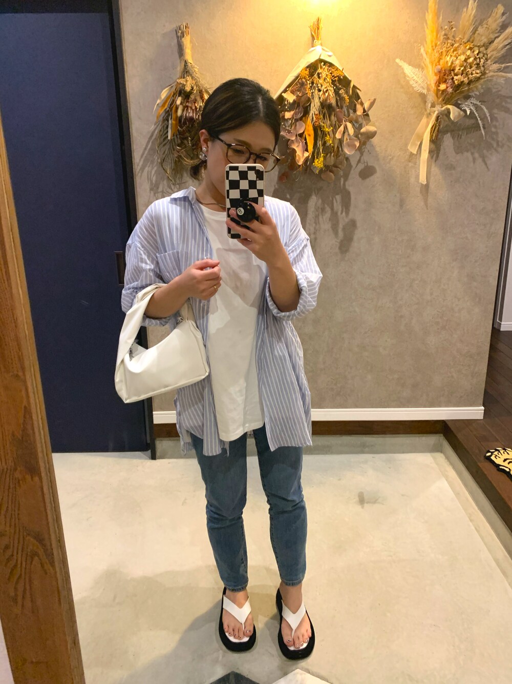 「大人カジュアル、パンツスタイル、デニムパンツ、デニムコーデ、ビーサン、ミニバッグ、シャツスタイル、ストライプ、ストライプシャツ、テーパードデニム、低身長、ママコーデ」｜「AMERICAN HOLICのアイテム（シャツ/ブラウス、ホワイト系）」を使った、sakippo1214さん（レディース・150cm）の夏コーディネートの1枚目の写真