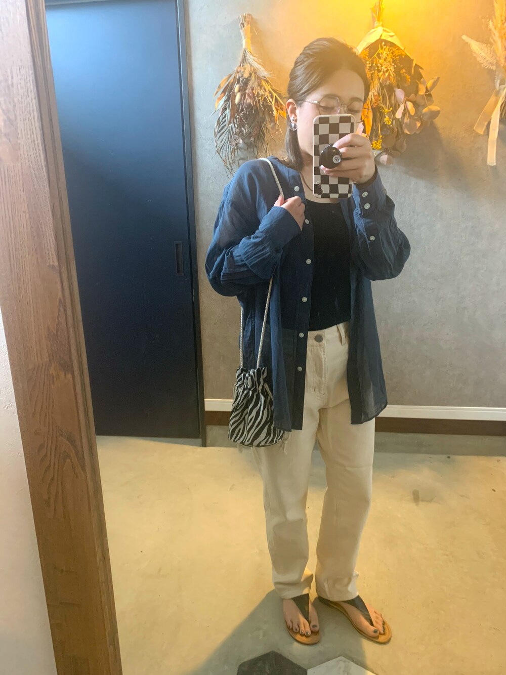 「シンプルコーデ、パンツスタイル、低身長コーデ、ミニバッグ、UNIQLO、シアーシャツ、シア―ブラウス、ストレートパンツ、サンダル、ママコーデ」｜「UNIQLOのアイテム（シャツ/ブラウス、ブルー系）」を使った、sakippo1214さん（レディース・150cm）の春コーディネートの1枚目の写真