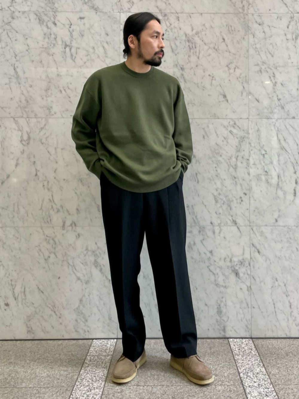 グリーン系のニット/セーターを着用したメンズの冬コーディネートの1枚目の写真