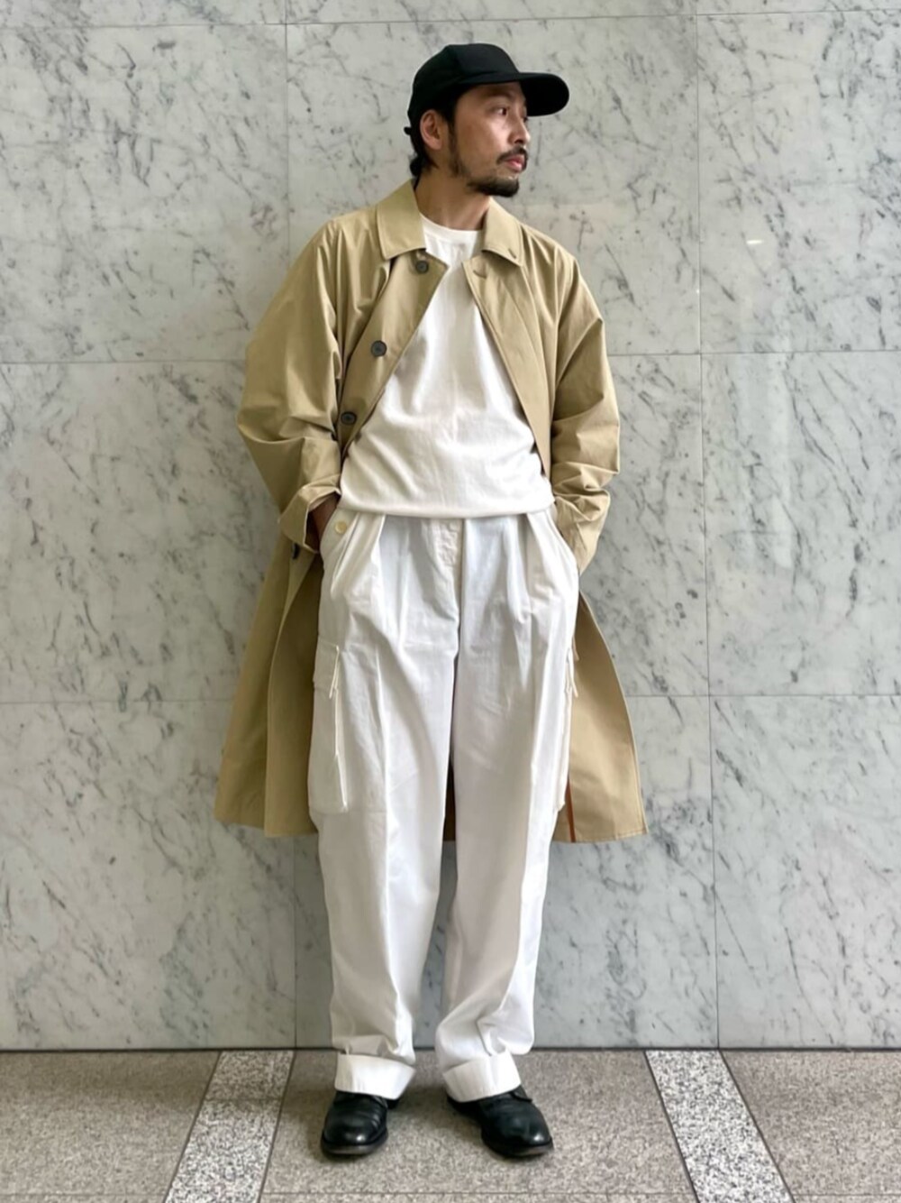 「TOMORROWLAND、トゥモローランド、caban、KIJIMA TAKAYUKI、Aeta、driesvannoten、クルーネックニット、ユニセックス、ステンカラーコート、ワントーンコーデ」｜「TOMORROWLAND のコットンナイロンツイル ステンカラーコート（ステンカラーコート、ベージュ系）」を使った、Sawada_TOMORROWLANDさん（メンズ・168cm）の春コーディネートの1枚目の写真